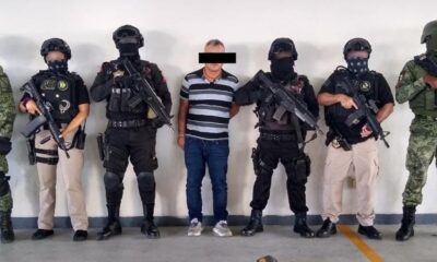 Elementos de seguridad junto al asesino del jefe de policía deLinares