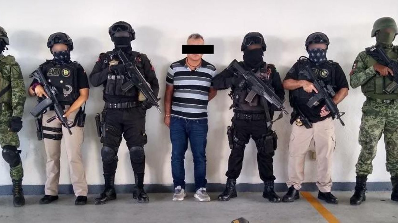 Elementos de seguridad junto al asesino del jefe de policía deLinares